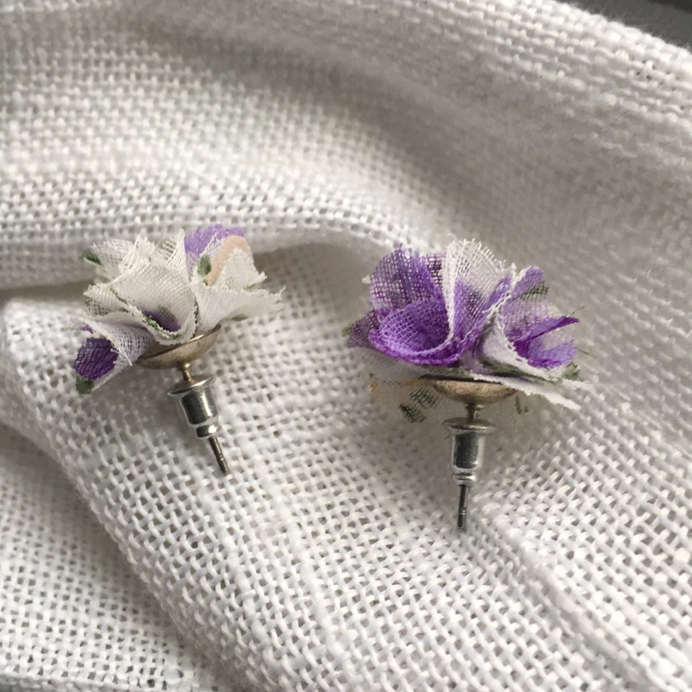 ๐ Poofy Flower Fabric Earrings - Picture 1 of 5